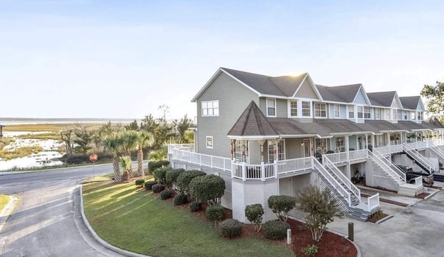 Beautiful Riverside Retreat on St Marys River, just a short walk to town & ferry