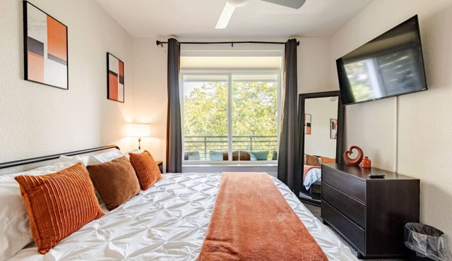 Beautiful Riverwalk Getaway Heart of DT w/Parking