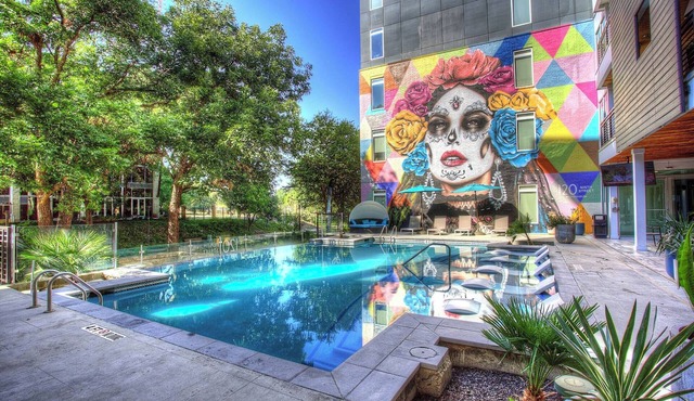Beautiful RiverWalk Apt with Full Amenities, King Bed, Pool, Gym, Free Parking