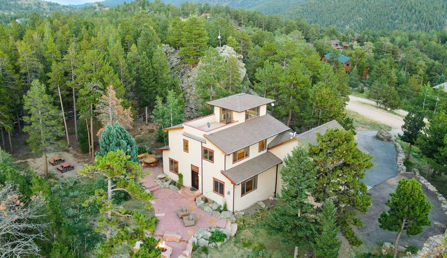 Beautiful Rocky Mountain Retreat Above Boulder with Privacy & Views