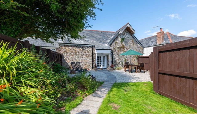 Beautiful, romantic 4* cottage in rural setting with Country Club membership.n