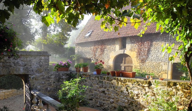 Beautiful, romantic stone house in over 400 year old domaine