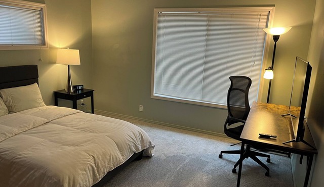 Beautiful room in NE Seattle with High-Speed WiFi