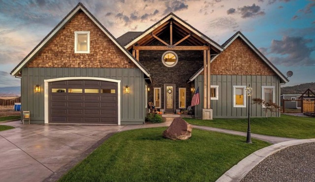 Beautiful rural home with spectacular views of Mt. Shasta 5 minutes from freeway