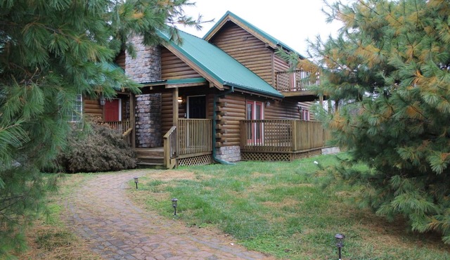 Beautiful Rustic 2 Bedroom Lone Jack Log Cabin just east of KC Metro