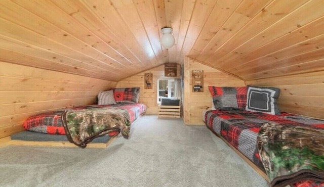 beautiful rustic cabin 1 bedroom with queen bed/loft 2 twin beds
