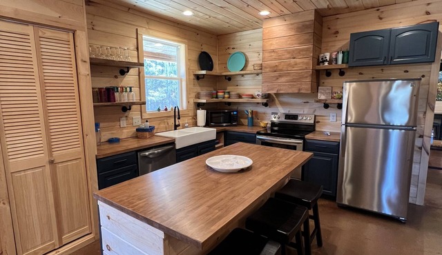 Beautiful rustic cabin on the shores of Greer's Ferry Lake