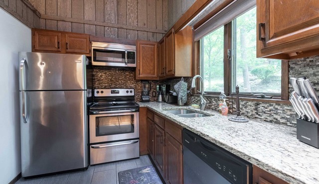 Beautiful Rustic Cabin! Pool Table, 6 TVs, WiFi, Linens/Towels, A/C,FirePit