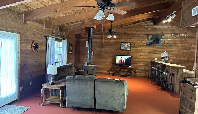 Beautiful Rustic Cabin nJust 10 Minutes to Granbury square