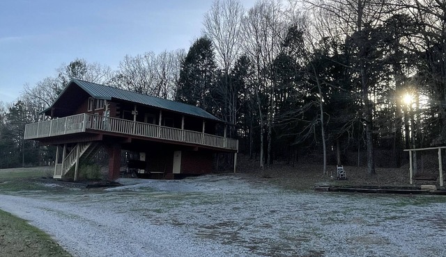 Beautiful Rustic Cabin at Enid Lake, near Grenada Lake, Sardis Lake & Ole Miss