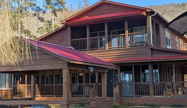 Beautiful rustic lodge located on Lake Guntersville with private boat ramp/dock