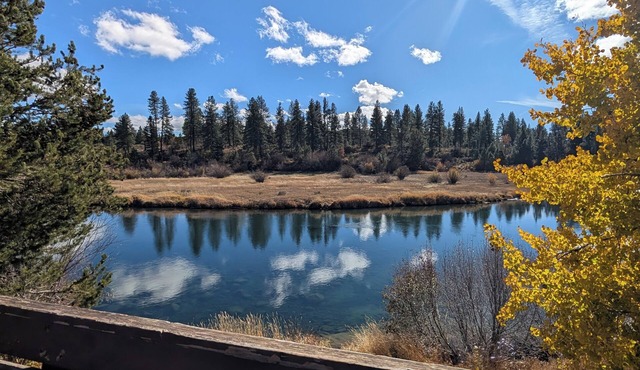 Beautiful rustic lodge on Williamson River. Only 30 miles to Crater Lake!