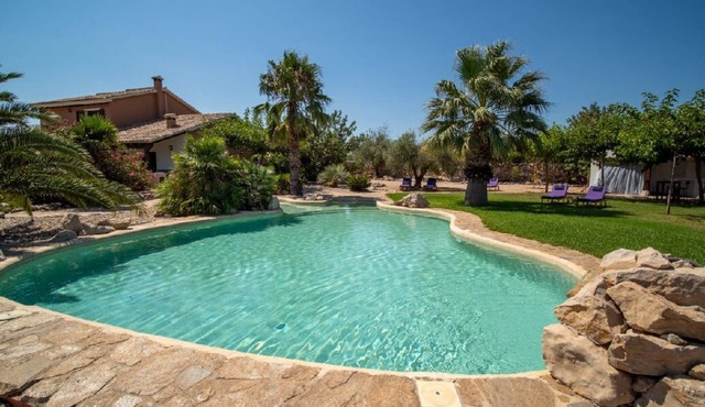 beautiful spacious Countryhouse up to 14 Guests, 7 bedrooms, private pool
