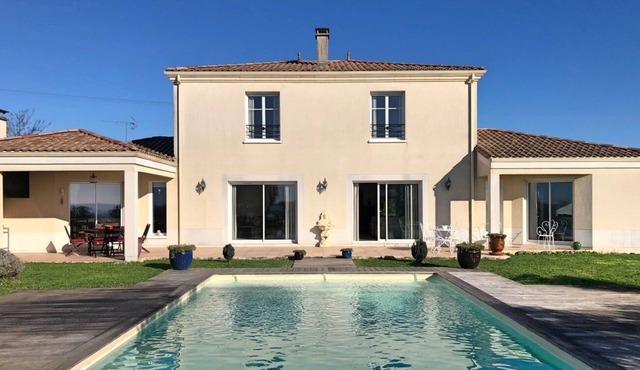 BEAUTIFUL STANDING VILLA with swimming pool near Saint-Emilion