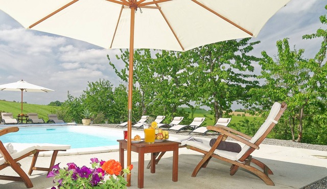 Beautiful spacious gite in the Gers with private lake