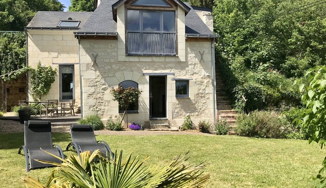 Beautiful stone house with a view of the Loire Valley, quiet, central location, Saumur