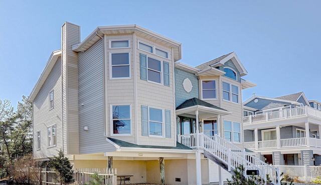 Beautiful Shore Getaway! Walk To Beach And Restaurants In Minutes!