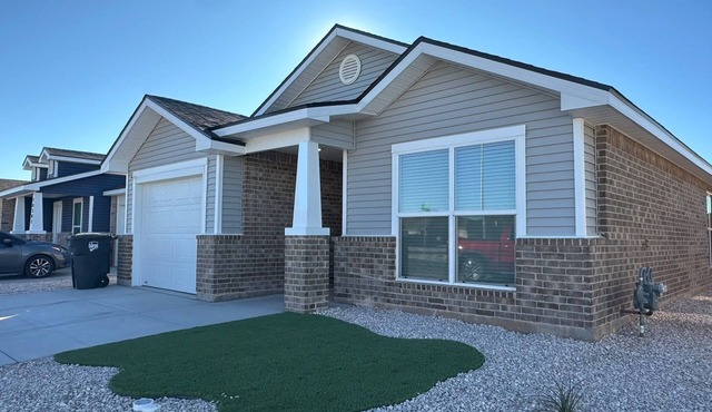 Beautiful, Safe, and Cozy 3-Bedroom Home in North Odessa: The Paris Escape