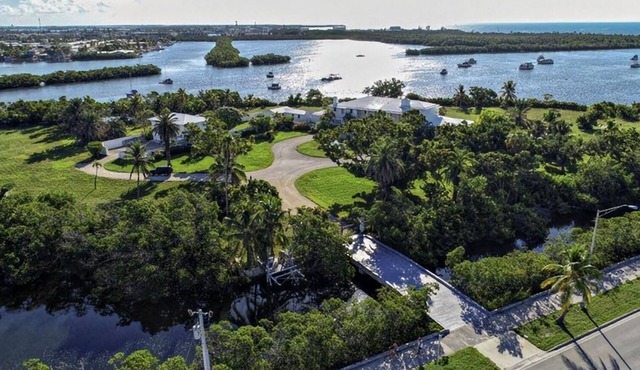 BEAUTIFUL SANCTUARY PRIVATE ISLAND CONNECTED BY BRIDGE TO KEY WEST