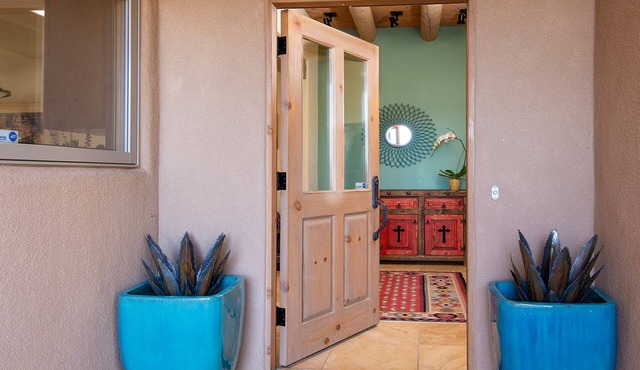 Beautiful Santa Fe Home ~ Breathtaking Views and Sunsets ~ 3.5 miles to plaza
