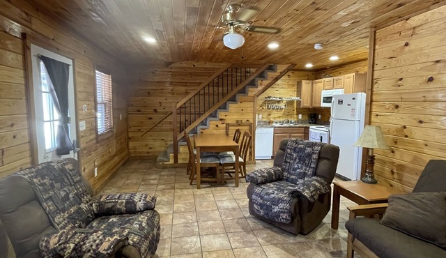 Beautiful Scenic River Cabin just 1/2 mile from Current River!