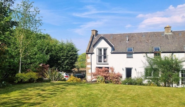 Beautiful Scottish country garden cottage near Edinburgh with countryside views