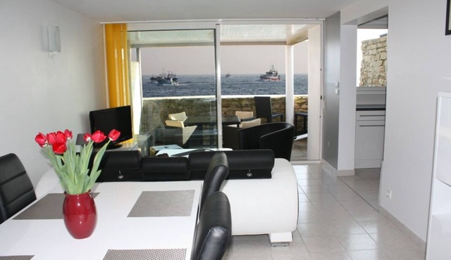 Beautiful sea view 50m from the beach and the harbor and shops and downtown on foot