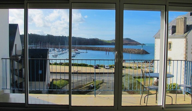 BEAUTIFUL SEA VIEW apartment 100m from the beach in Trébeurden