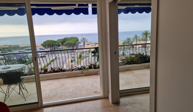 Beautiful sea view, beach 100m away. All comforts. As new