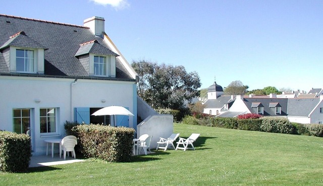 Beautiful sea views, heated pool, 300m beach.