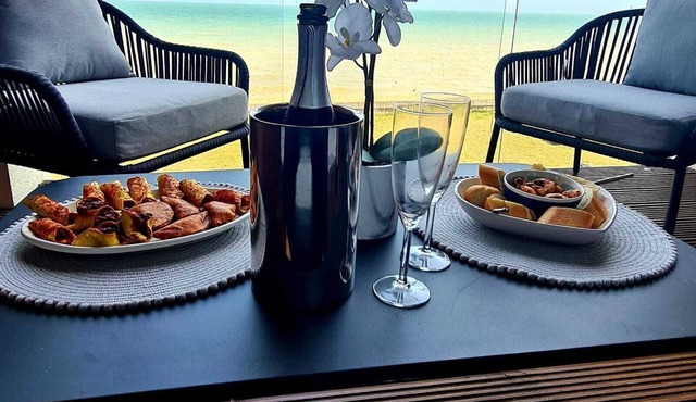 Beautiful Seafront Home with Amazing Views!