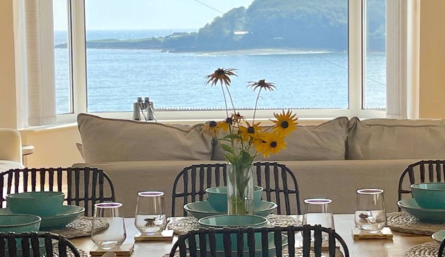 Beautiful seafront holiday home,Hot Tub,Stunning views, by the Beach/Coast path