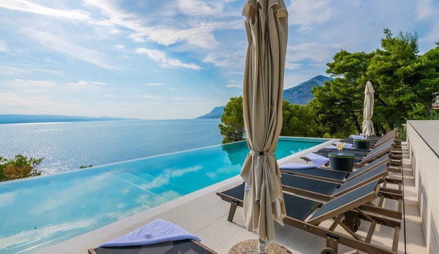 Beautiful Seafront Split Villa | 9 Bedrooms | BellaMar Vista Retreat