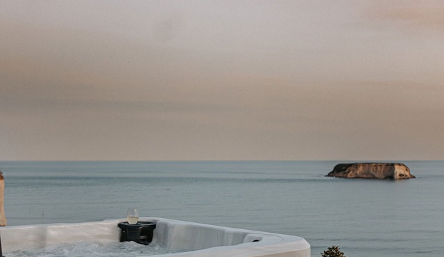 Beautiful seaside Bach with stunning views.Relax in the spa and soak in the view