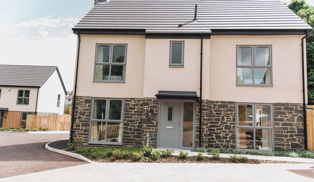 Beautiful seaside home, sea 400m, pub and coastal path. Sleeps 8. Pet friendly!