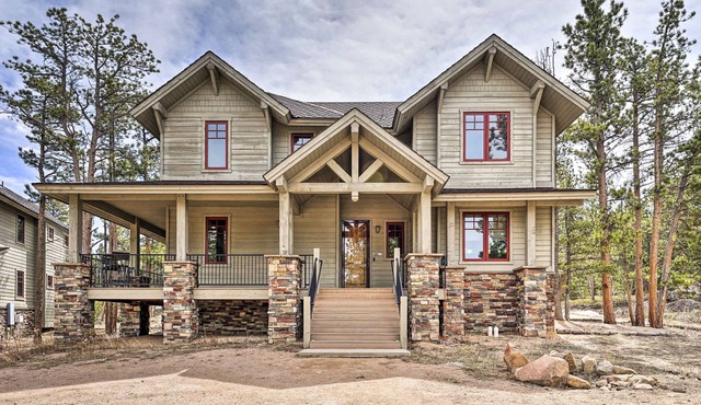Beautiful Secluded Lake Front Home in Fox Acres!