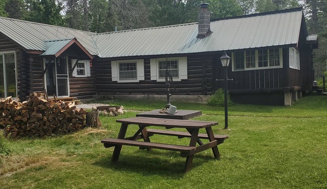 Beautiful secluded Log Cabin on a creek