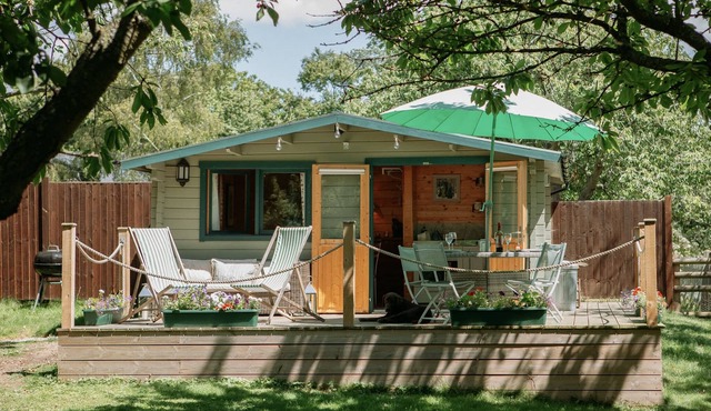 Beautiful secluded log cabin - in Kent orchard.