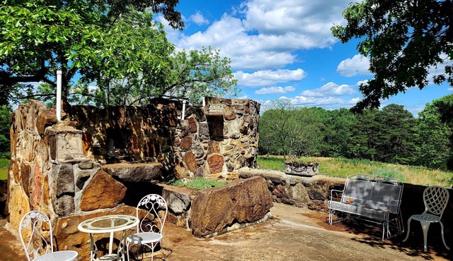 Beautiful Secluded Cottage with Majestic Stone Patio -Pet friendly!