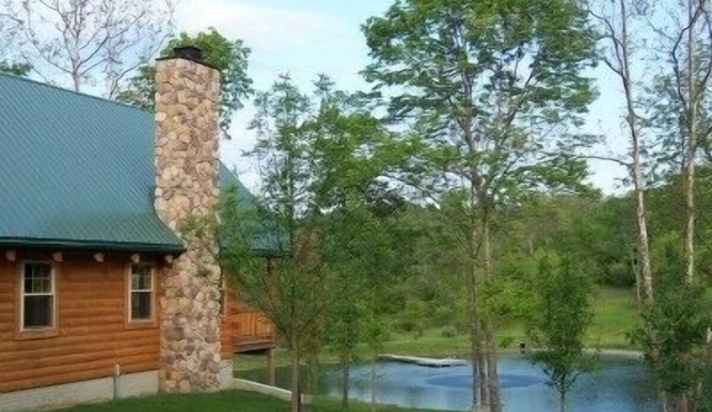 Beautiful Secluded Deluxe Log Cabin Overlooking Stocked Pond