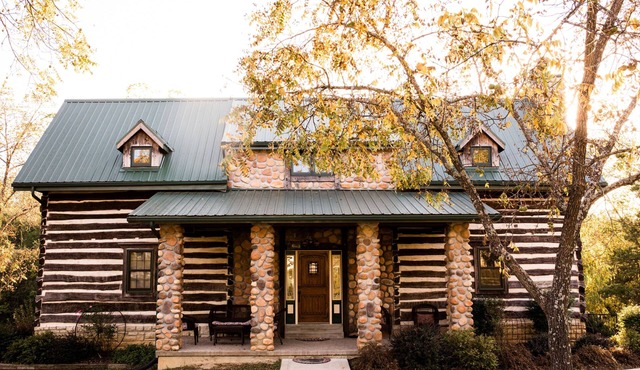 Beautiful secluded Log Home - Nestled in the country!