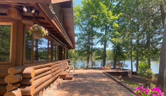 Beautiful Secluded Lake Front Retreat | 100 yr old Log Lodge | Dog-Kid Friendly