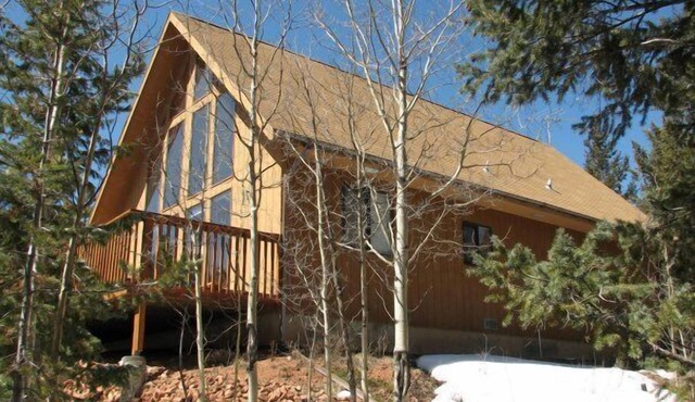 Beautiful Secluded Mountain Home in Divide with Pikes Peak views. King sized bed