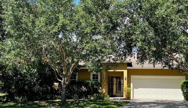BEAUTIFUL SECLUDED POOL HOUSE NEXT TO SEBASTIAN RIVER & WOODED TRAILS