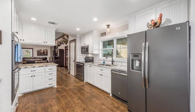 Beautiful secluded ranch house getaway. Pet/horse/family friendly