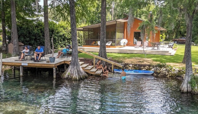Beautiful secluded setting on the Rainbow River surrounded by state forest