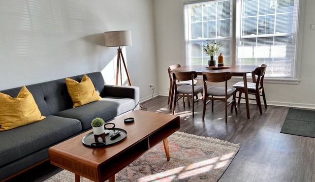 Beautiful self contained apartment downtown Lake Bluff