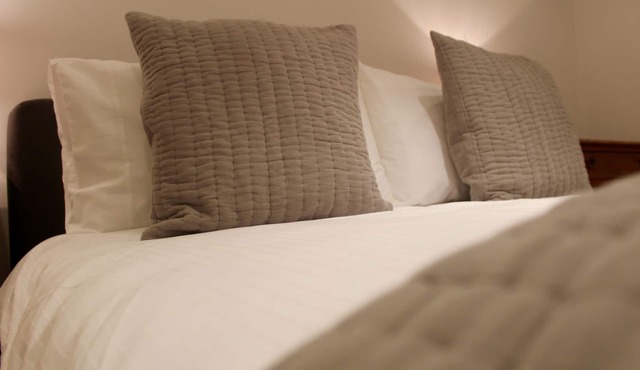 Beautiful Self Contained Apartment, 20 minutes from central London, Sleeps 4