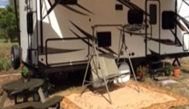 Beautiful serene country setting 1bedroom RV on 5 acres. 15 min from Mt. Dora
