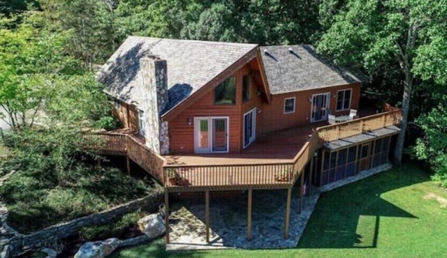 Beautiful serene lake house in the foothills, great for couples or families.